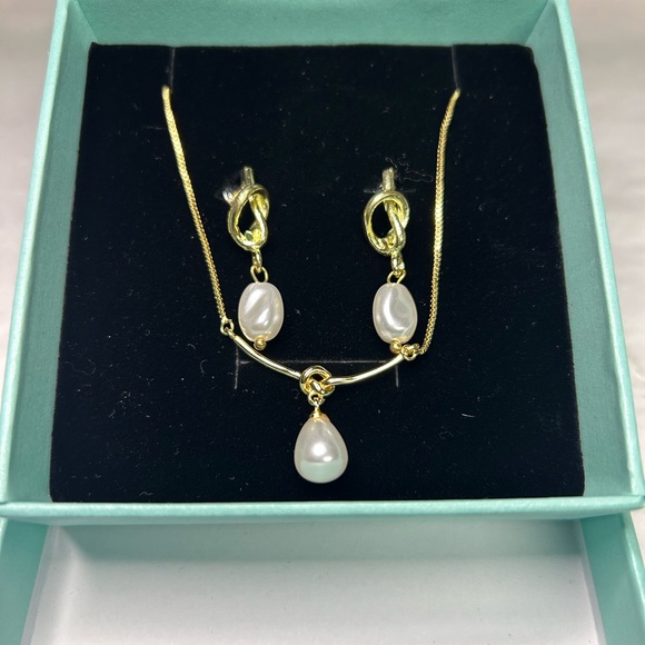 LUXY Elegant Gold and Mother of Pearl Jewelry Set